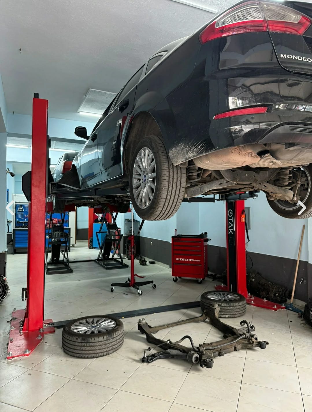 Lift üzerinde Ford Mondeo, alt takım söküm